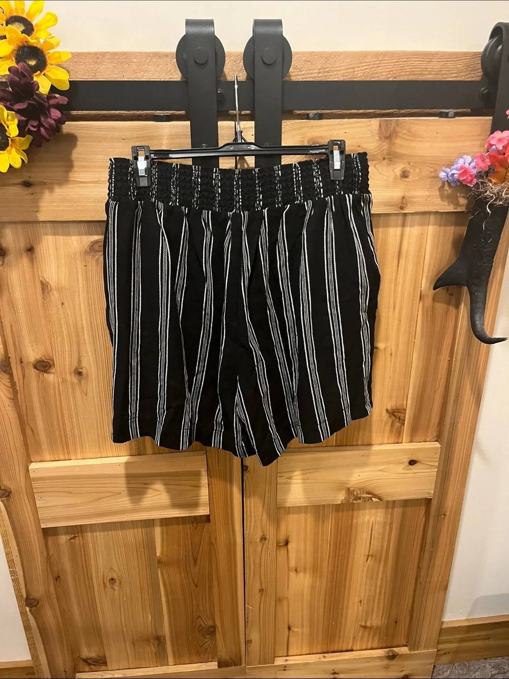 Napa Valley Black Striped Paperbag Shorts - Has Pockets. 55% Linen - Picture 6 of 9